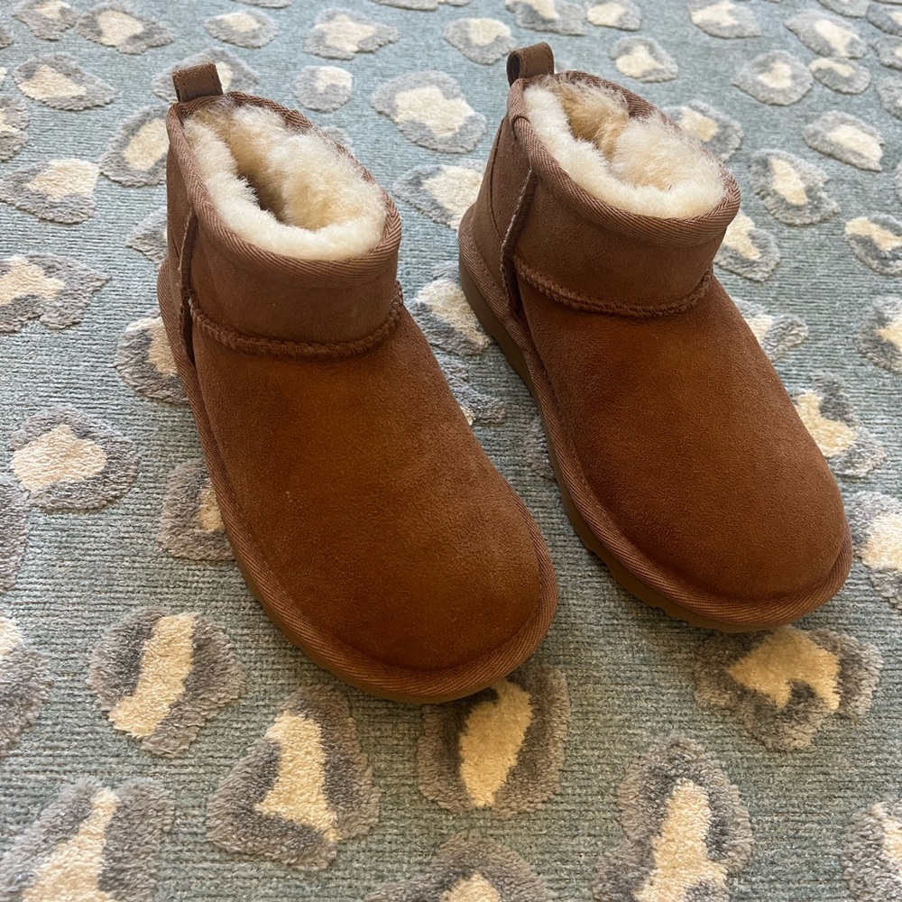 Ugg girls classic ultra mini like new